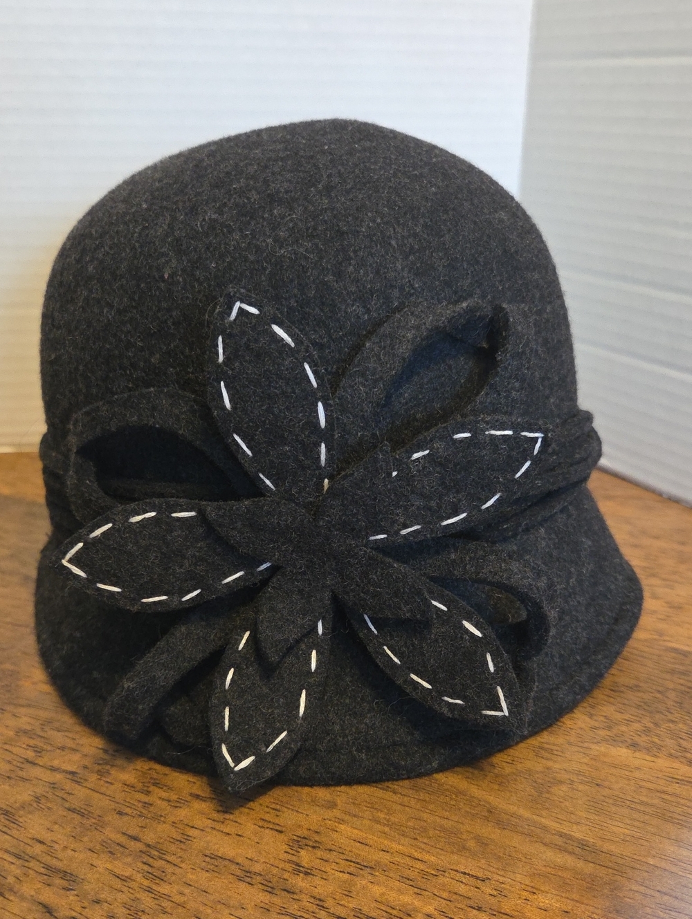 Women's Dark Gray 100% Wool Cloche Hat with Floral Stitch Detail Size Small